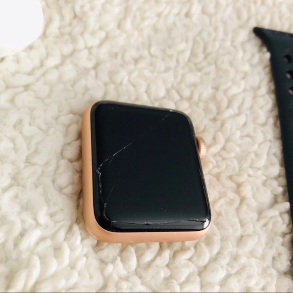 Apple Watch Series 3 Rose Gold ***cracked screen** - Picture 3 of 3